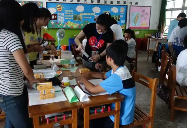 到校与留守儿童交流校园教师接力关怀用爱心填补空缺 到校与留守儿童交流校园教师接力关怀用爱心填补空缺