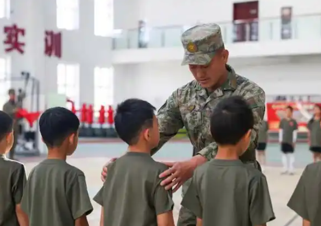 孩子们走进兵营沉溺式体会军旅日子淬炼钢铁毅力 孩子们走进兵营沉溺式体会军旅日子淬炼钢铁毅力